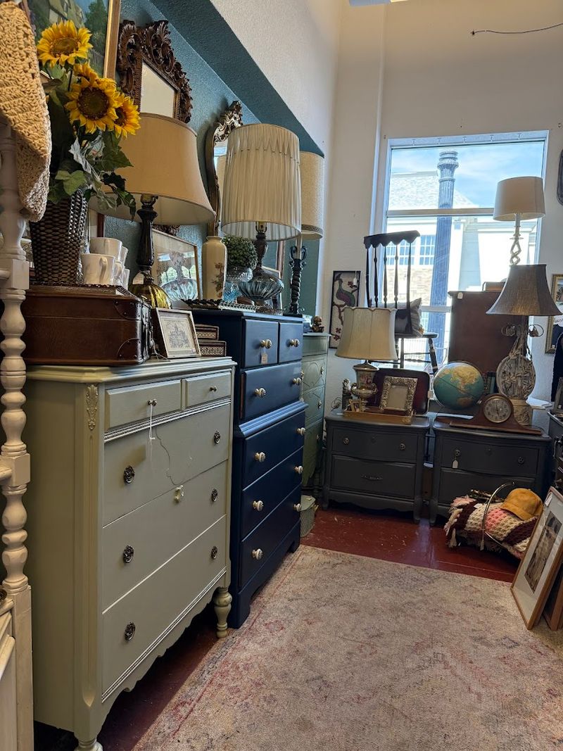 Mid-Century Modern Furniture Pieces Show Up Regularly