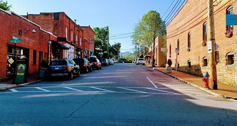 Small North Carolina Towns That Feel Like The Ultimate Weekend Reset - Decor Hint Black Mountain