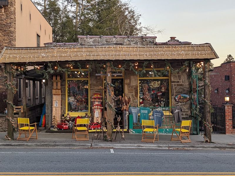 This North Carolina Mountain Village Feels Just Right For Hot Chocolate And Slow Days - Decor Hint Winter In Blowing Rock Feels Different
