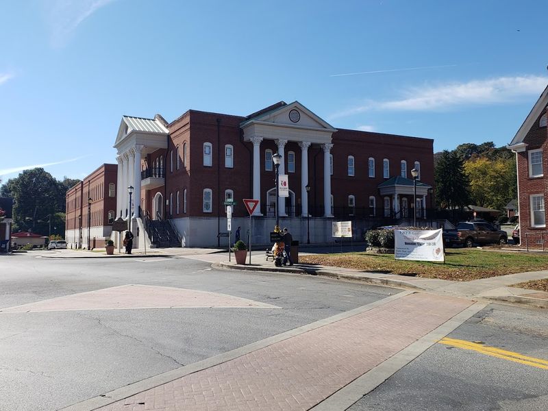 This Cozy Georgia Town Is Where Apple Pie And Calm Days Go Hand In Hand - Decor Hint Downtown Ellijay Moves At A Pace You Actually Enjoy