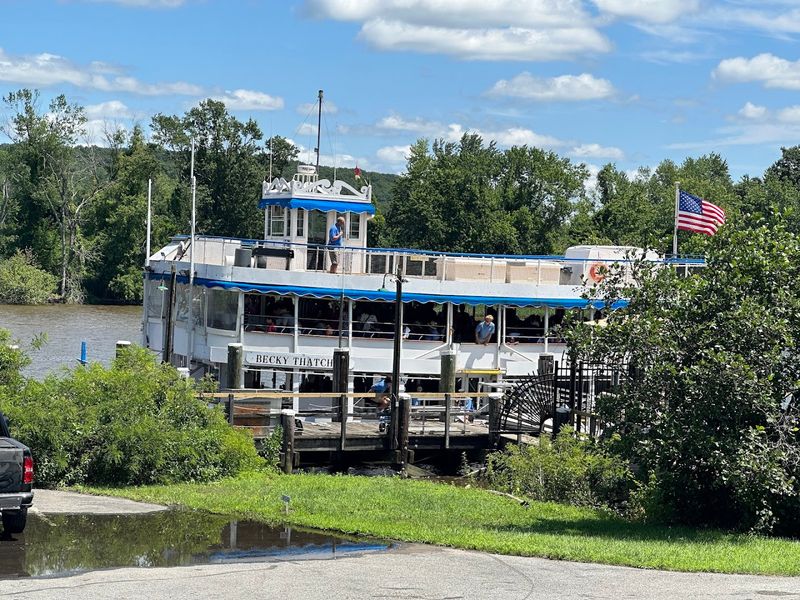 Cruise Along The Connecticut River