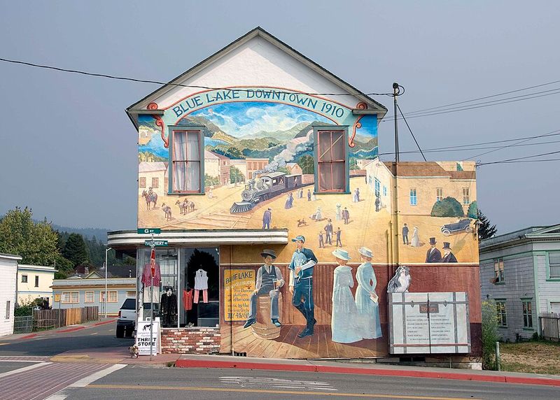 A Town That Kept Its Identity While Building a New One