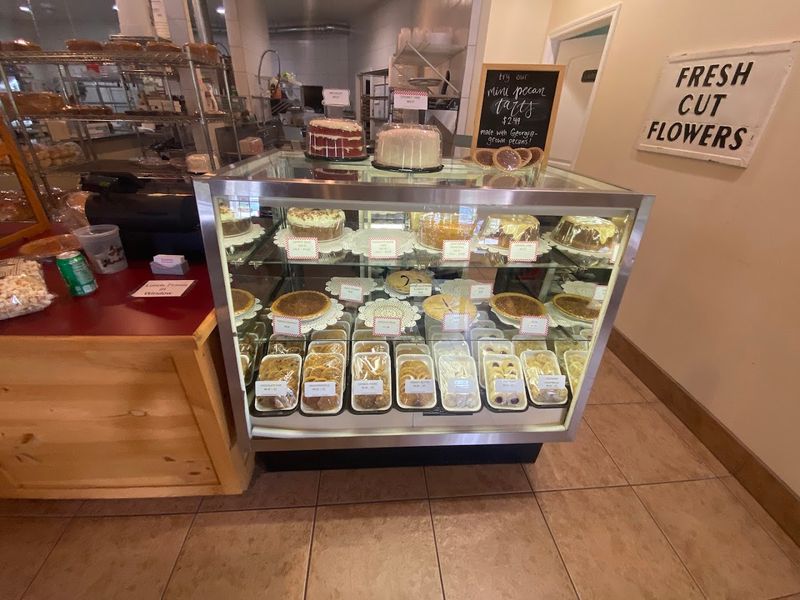 These Fresh Cinnamon Rolls In Georgia Keep People Coming Back - Decor Hint Pies and Cakes Worth the Drive