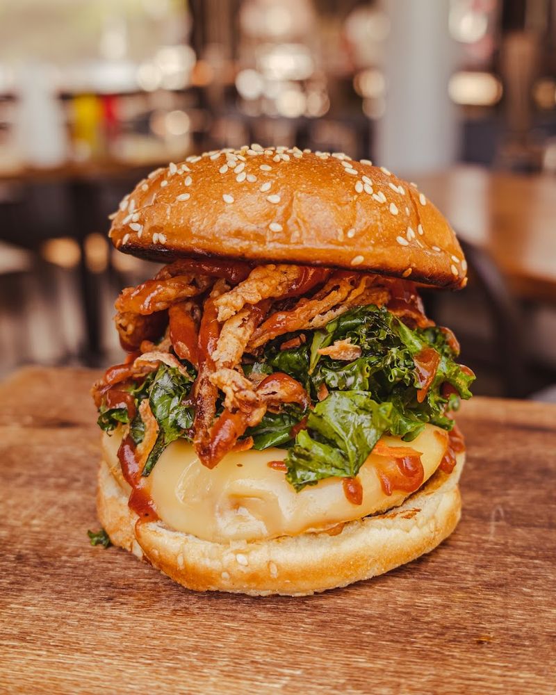 A Cheeseburger That Keeps The Focus On Flavor
