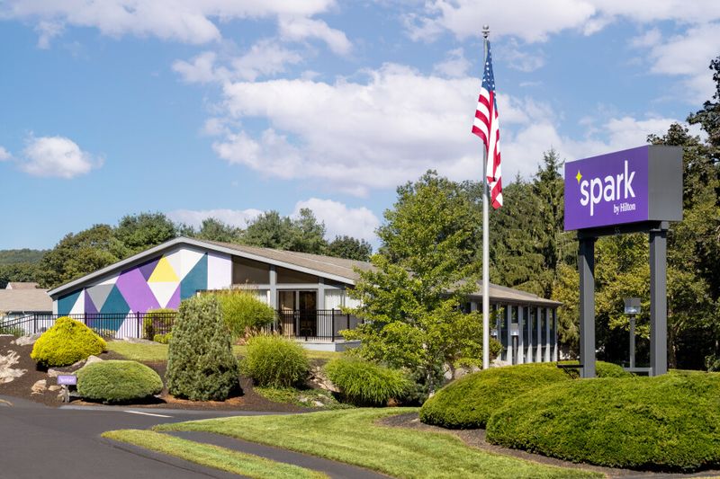 11 Pet-Friendly Connecticut Hotels That Make Traveling Easy - Decor Hint Spark By Hilton Mystic Groton