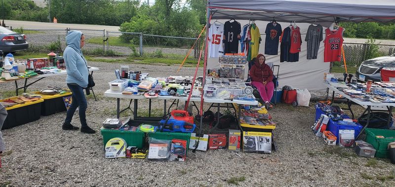 These Illinois Flea Markets Are Full Of Hidden Treasures Waiting To Be Found - Decor Hint I-80 Flea Market