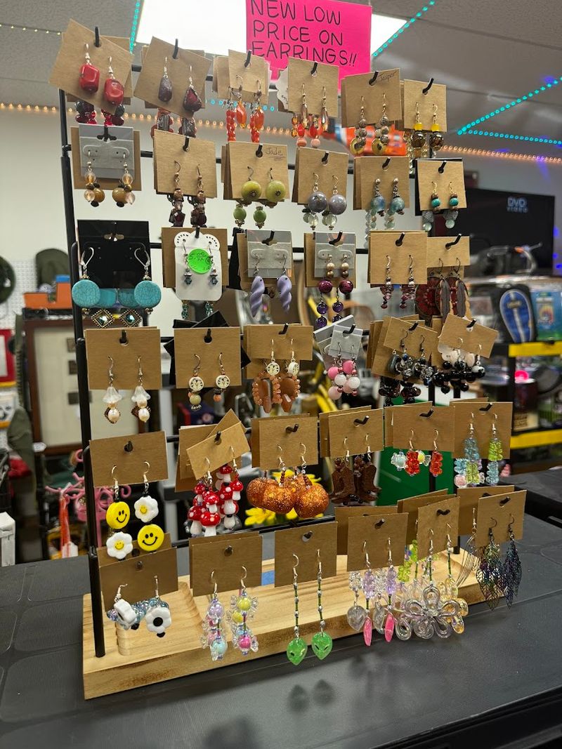 7 Great Arizona Thrift Stores Where $25 Goes A Long Way - Decor Hint A-2-Z Thrift Store, Phoenix