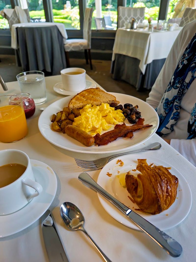 A North Carolina Restaurant Where Southern Classics Are Elevated To Masterpieces - Decor Hint Welcoming Service