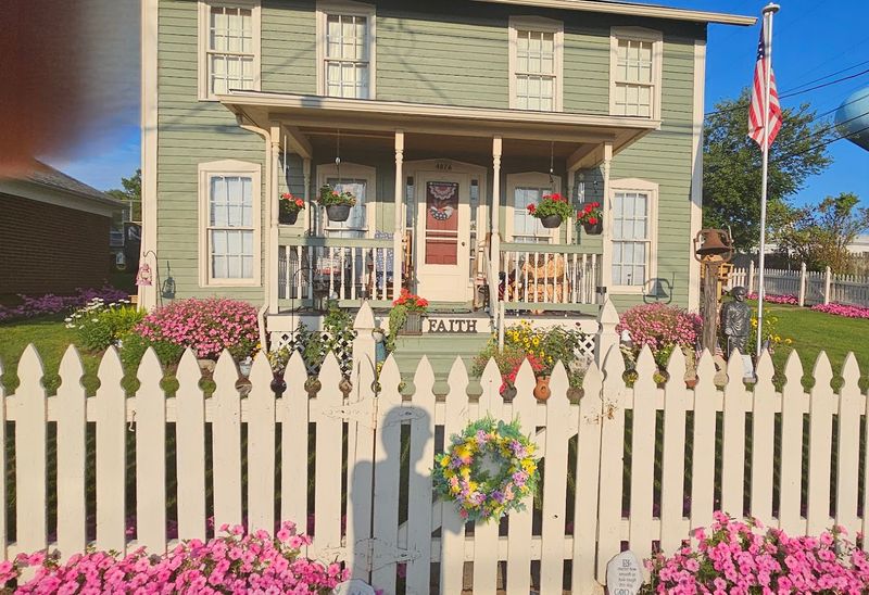 10 Unspoken Rules In Ohio Amish Towns That Visitors Keep Ignoring - Decor Hint Treating Church Districts Like Attractions