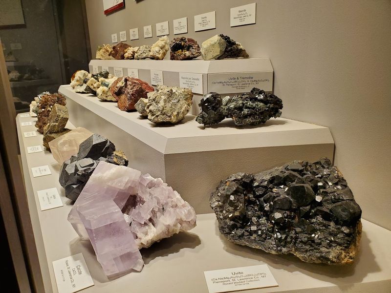 Reasons This New York Museum Deserves Way More Of Your Time Than You Planned To Give It - Decor Hint The Geology And Mineral Hall