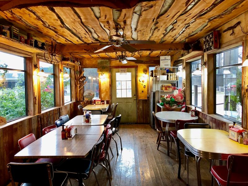 Lost Maples Cafe, Utopia
