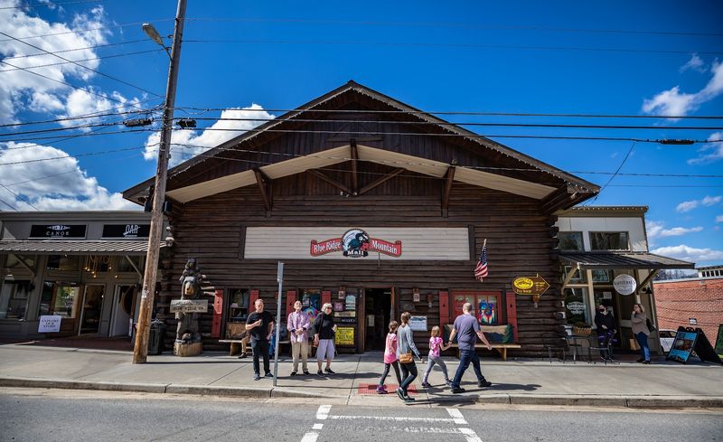 These 13 Quiet Georgia Streets Offer A Relaxing And Budget-Friendly Escape - Decor Hint Blue Ridge Downtown Streets