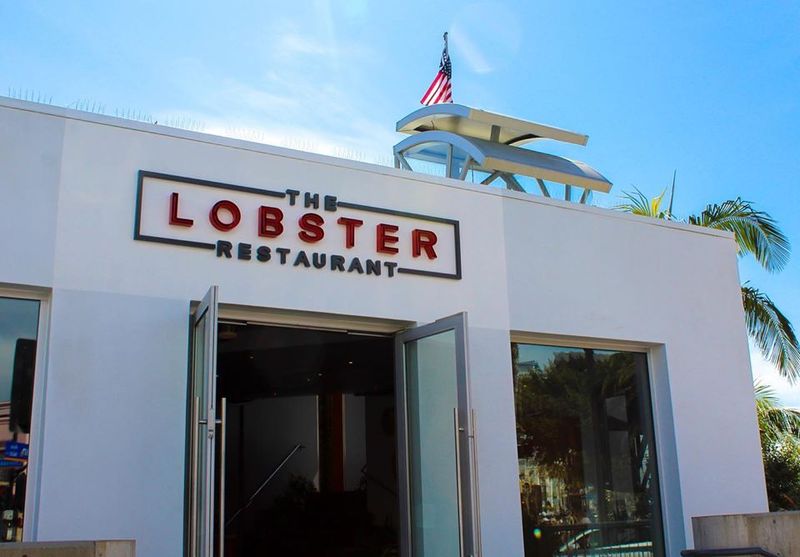 These Southern California Beachfront Restaurants Make The View Part Of The Meal In Spring - Decor Hint The Lobster, Santa Monica