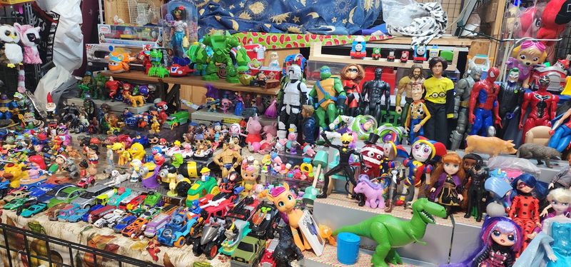 These Illinois Flea Markets Are Full Of Hidden Treasures Waiting To Be Found - Decor Hint Buyer's Flea Market