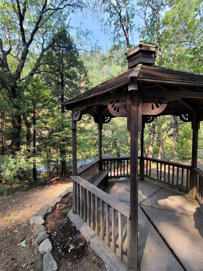 Dunsmuir Botanical Gardens, Dunsmuir