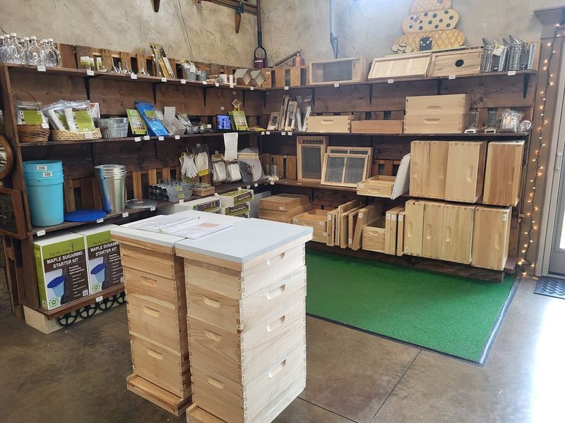 10 Unspoken Rules In Ohio Amish Towns That Visitors Keep Ignoring - Decor Hint Treating Farm Shops Like Tourist Displays