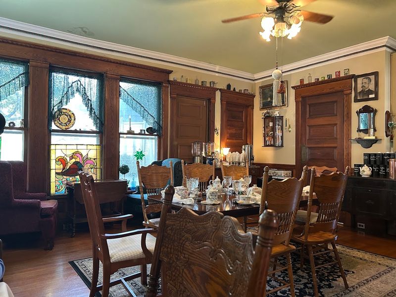 Quintealia's Tea Parlor