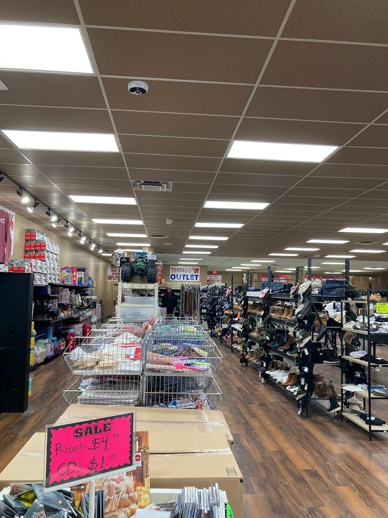 An Ohio outlet where prices are so low he thinks it's a mistake - decoration cue Treasures on the shelves