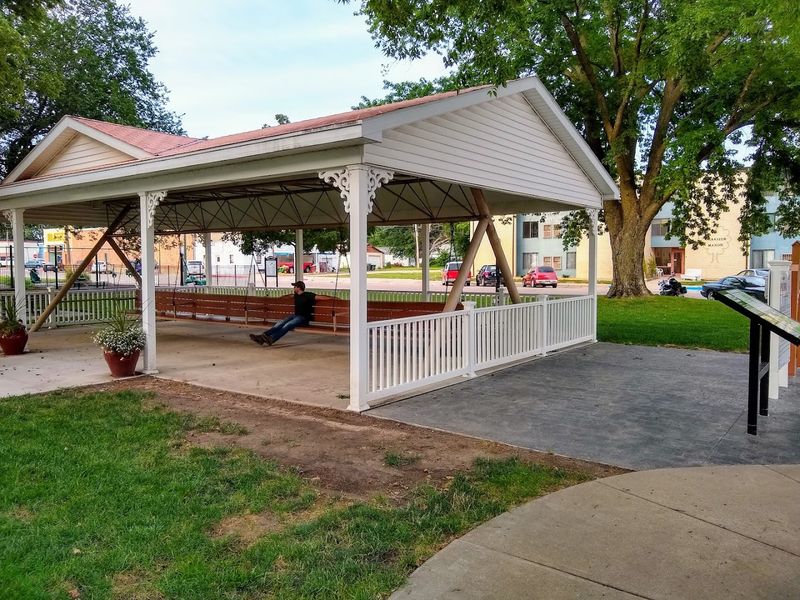 World's Largest Covered Porch Swing, Hebron
