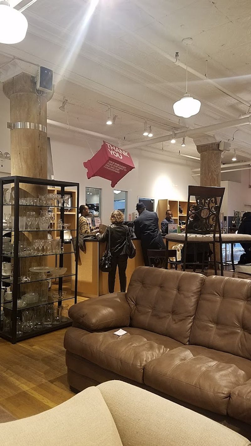 Furnish Your Apartment For Almost Nothing