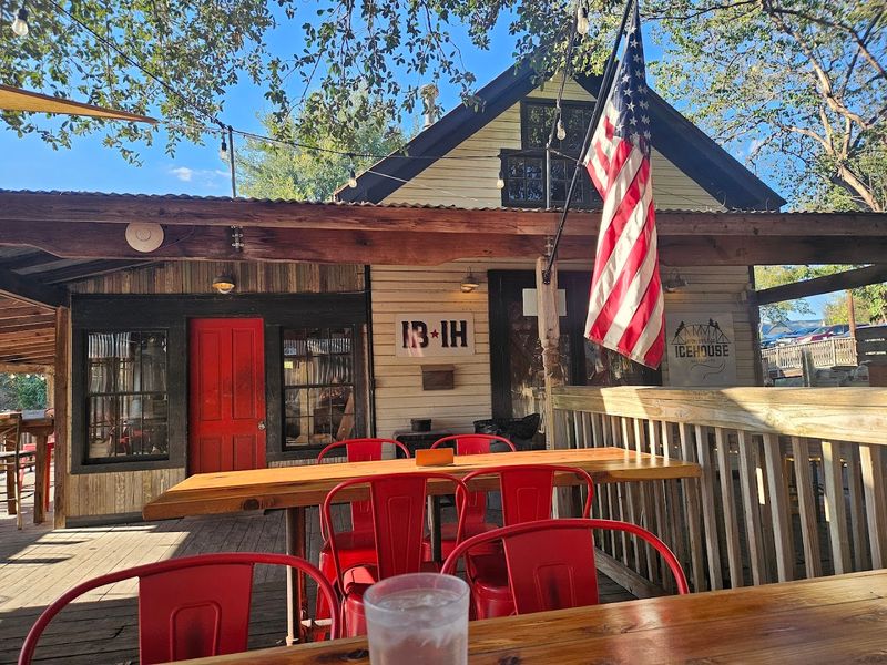 Neighbor's Kitchen & Yard, Bastrop