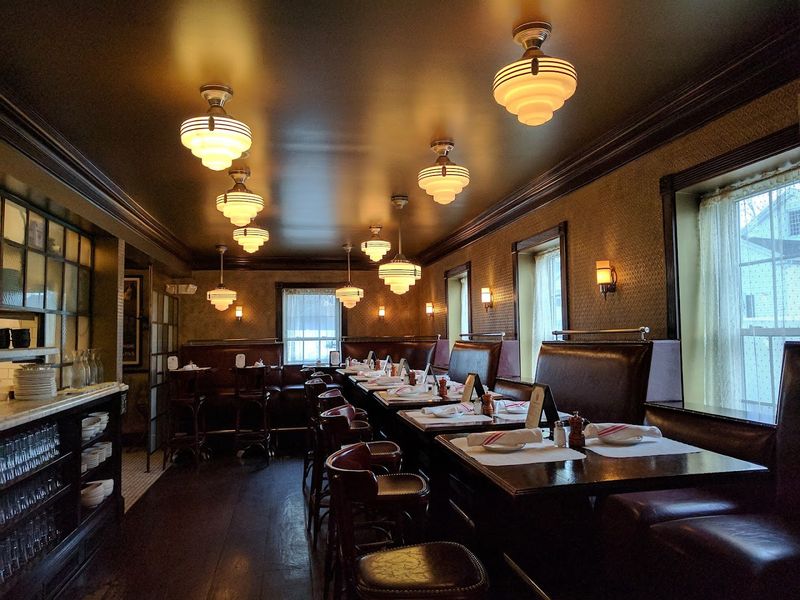10 Connecticut Small-Town Restaurants That Are Full Of Charm - Decor Hint Bar Bouchée, Madison