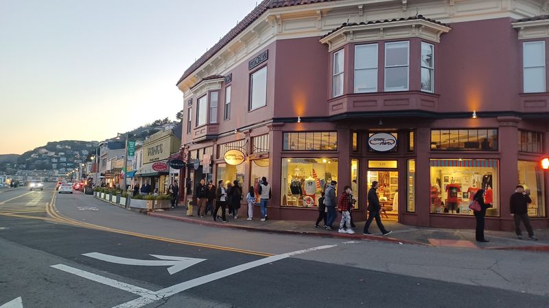 This Charming Waterfront Town In California Will Make You Feel Like You're In A Mediterranean Postcard - Decor Hint Boutique Shopping With A Distinctly Local Character