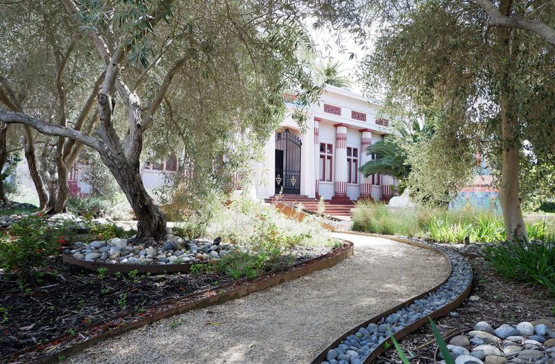 This California Museum Houses The West Coast's Largest Collection Of Egyptian Artifacts - Decor Hint A Research Library With Texts Dating Back To The Renaissance Era