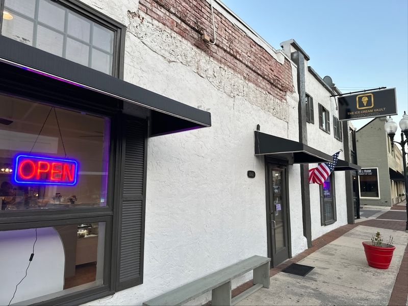 A Vault-Themed Shop In Small-Town Florida Now Serves Some Of The Sweetest Treats Around - Decor Hint The Vault-Inspired Building On Historic Main Street