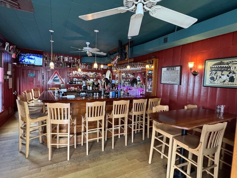 10 Connecticut Small-Town Restaurants That Are Full Of Charm - Decor Hint Noah's Restaurant, Stonington