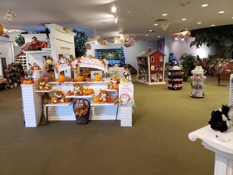 Snap Photos with Iconic and Quirky Displays