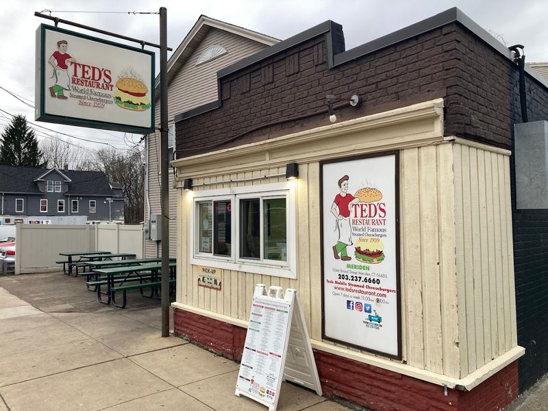 A Retro Diner That Feels Straight Out Of The '50s