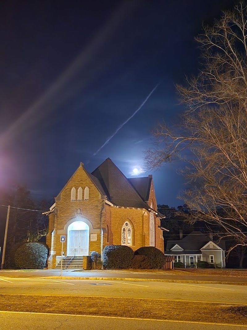 This Small Town In Georgia Is Quietly Becoming One Of The Coolest Places In The South - Decor Hint A Tight-Knit Community That Keeps the Town Thriving