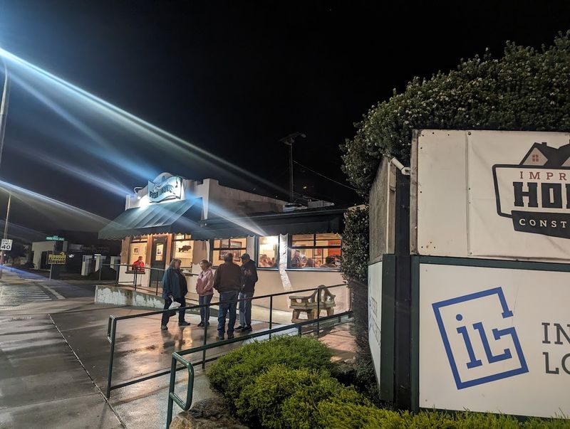The Unassuming Seafood Restaurant In California With Incredibly Delicious Clam Chowder - Decor Hint Service Style Reflects A Locals-First Culture