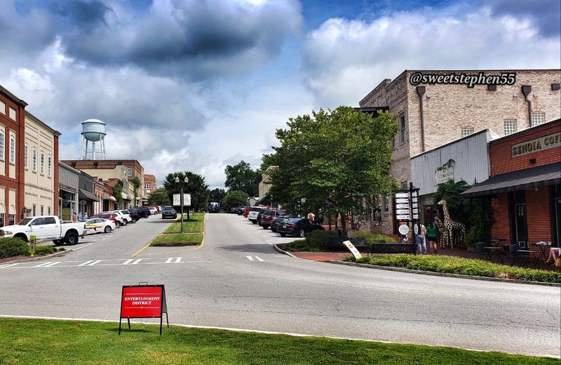 These Streets In A Georgia Town Look Straight Out Of A Hollywood Film - Decor Hint Arts and Cultural Scene