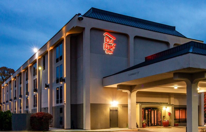 11 Pet-Friendly Connecticut Hotels That Make Traveling Easy - Decor Hint Red Roof Inn Meriden
