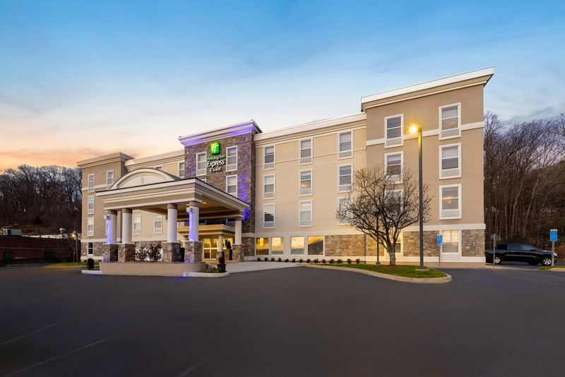 11 Pet-Friendly Connecticut Hotels That Make Traveling Easy - Decor Hint Holiday Inn Express Hotel & Suites Danbury