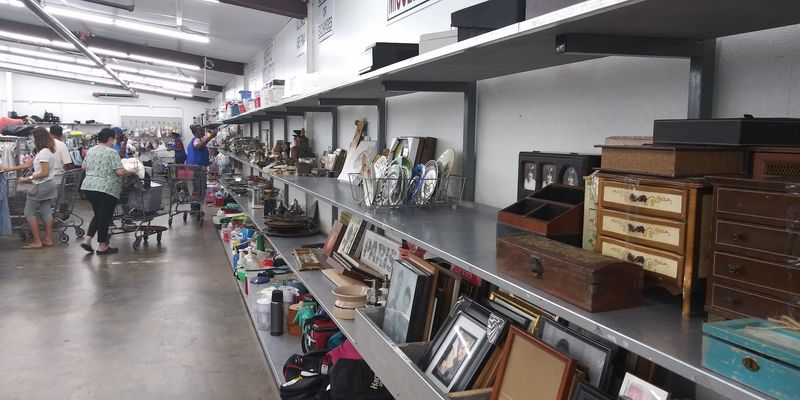 Red White And Blue Thrift Store, Harahan
