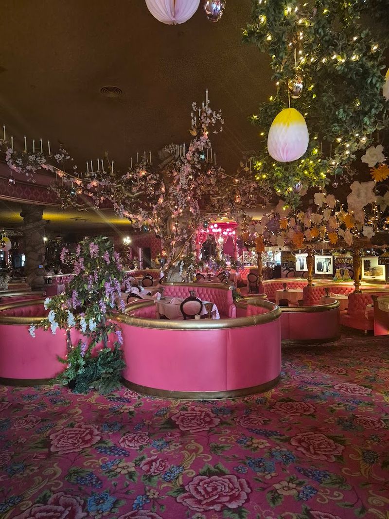 The Most Enchanting Little Cafe In California Has Portions That Will Blow You Away - Decor Hint A Family-Friendly Space With Room For Everyone