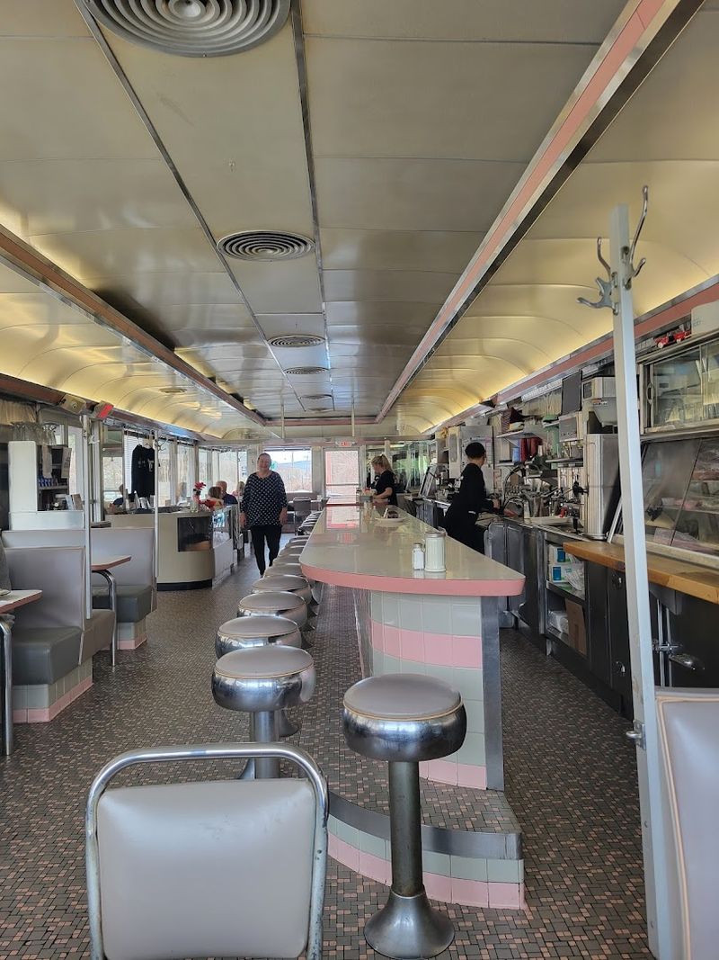 11 Pennsylvania Diners That Locals Know Are Unmissable - Decor Hint Village Diner
