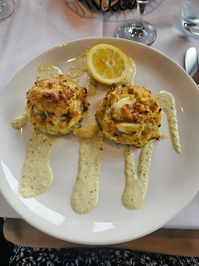 This Pennsylvania Restaurant Has A View That Steals The Show Every Time - Decor Hint The Crab Cake That Ends All Crab Cake Debates
