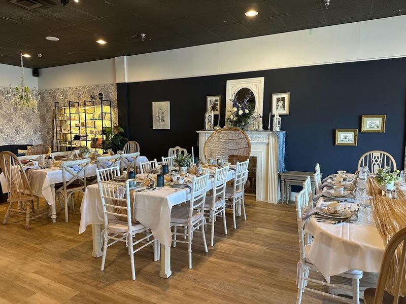 Teapots & Treasures Cafe