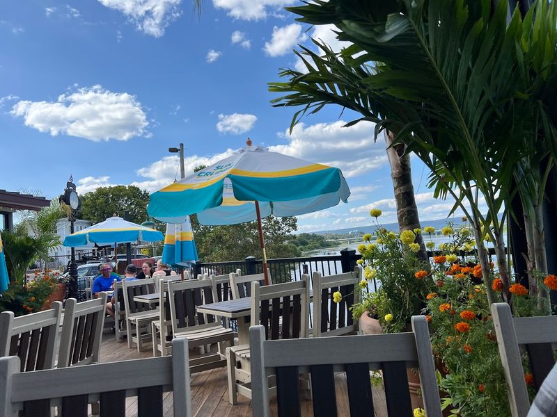 Duke's Riverside Bar & Grille