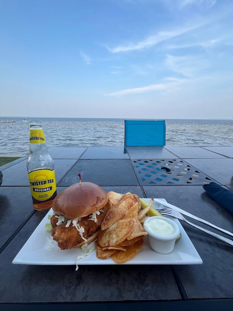Lakeside Bar & Grill 