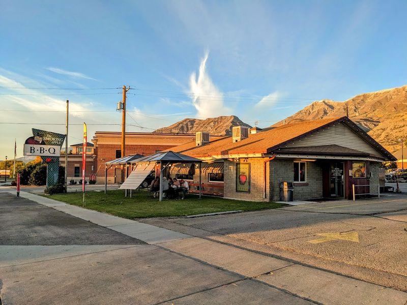 12 Utah BBQ Joints Keeping The Original Smokehouse Legacy Alive - Decor Hint The Smoking Apple