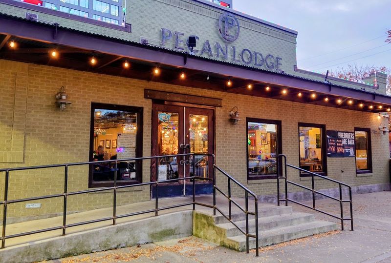 13 Texas BBQ Spots Where Locals Keep Showing Up - Decor Hint Pecan Lodge