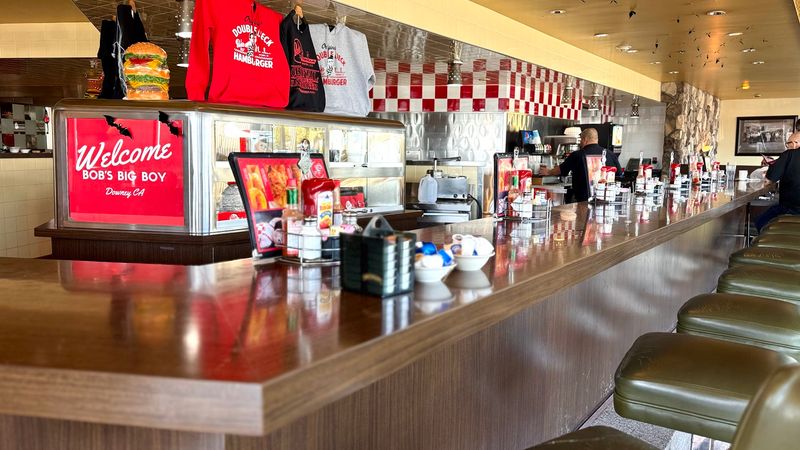 The Atmosphere Inside: Light, Booths, and Diner Rhythm