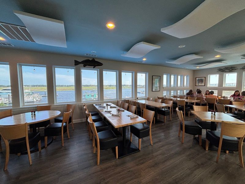 The North Carolina Grill Where The View And The Crab Cakes Are Equally Hard To Forget - Decor Hint Fresh Seafood Versus Everything Else