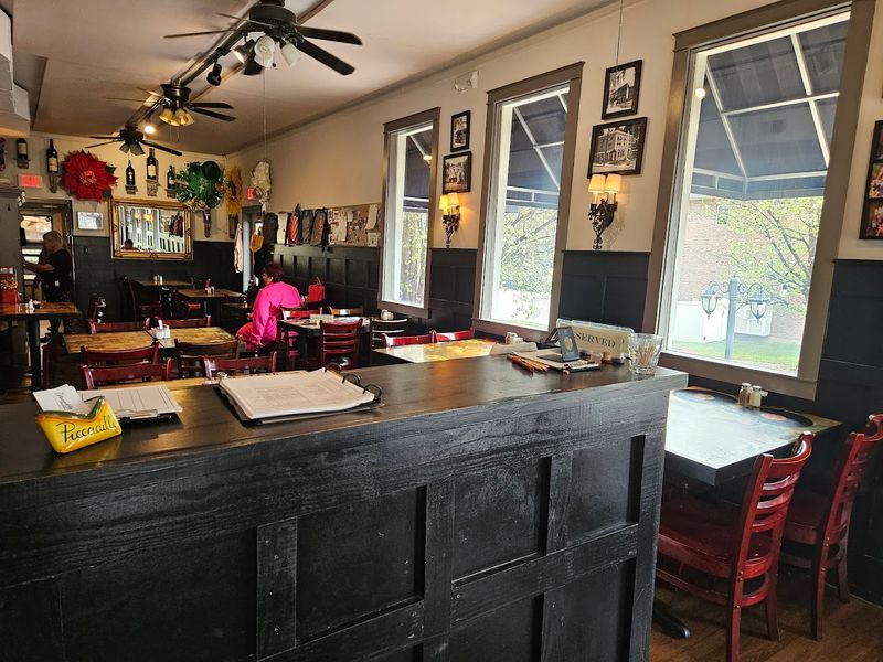 12 Hidden Missouri Restaurants That Locals Love And Tourists Miss - Decor Hint The Piccadilly at Manhattan, St. Louis