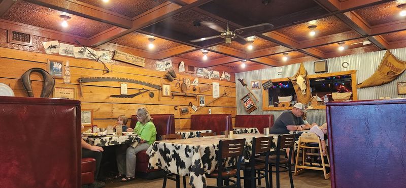The Arkansas Dining Room That Quietly Serves The Finest Cut Of Beef In The State - Decor Hint Old School Steakhouse Charm